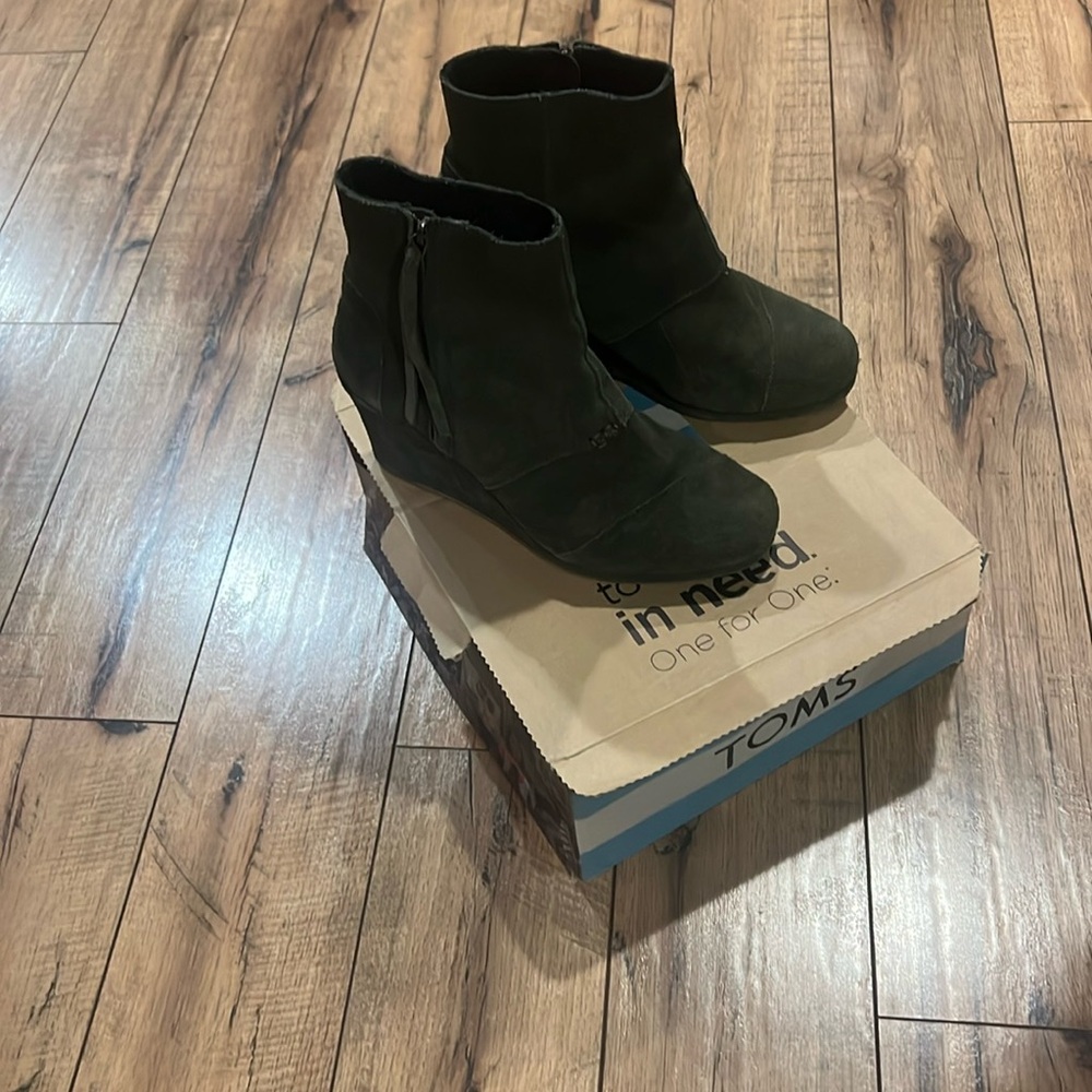 Tom’s desert wedge olive suede boots